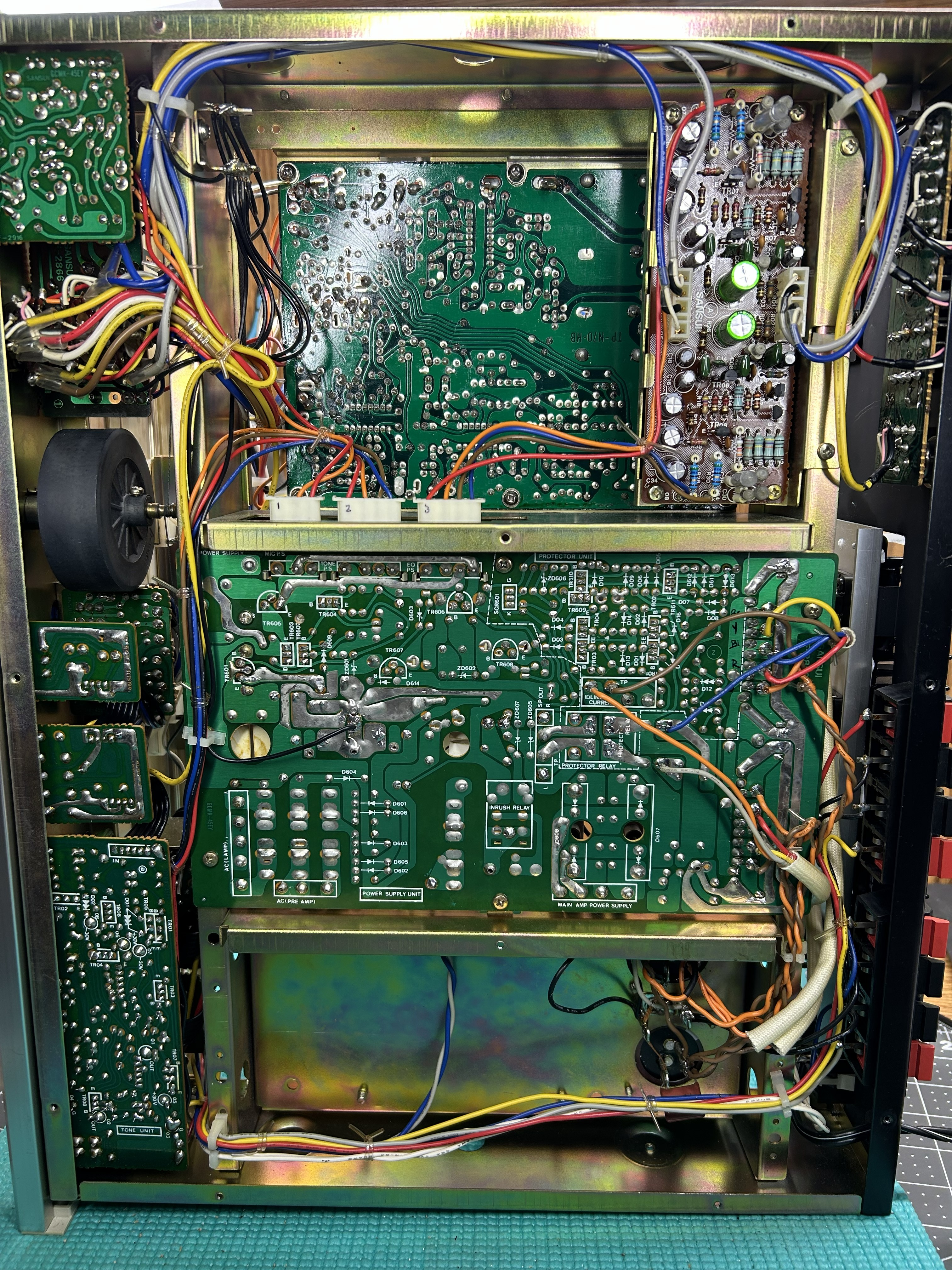 Bottom chassis and circuit boards of the Sansui G-5000